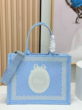 Classic DIOR Bag: A Stylish and Versatile Choice for Elegance